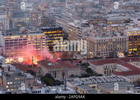 Athènes, Grèce - Décembre 11, 2019 : en Protes Panepistimio dans le centre d'Athènes comme vu de la colline du Lycabette. Banque D'Images