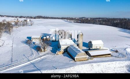 Vue aérienne de la ferme en hiver, paysage couvert de neige, comté de Lancaster, Pennsylvanie, campagne américaine Banque D'Images