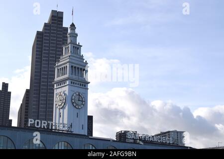Façade est du Ferry Building montrant le Port de San Francisco. 4 Embarcadero Center à tisser dans l'arrière-plan. Banque D'Images