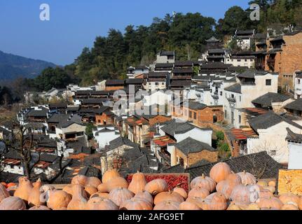 Jiangxi, Hunan en Chine. Dec 16, 2019. Jiangxi, Chine-vue de Huangling ancien village de Wuyuan county, province du Jiangxi, le 15 décembre 2019.Les villageois ont diffusé leur grain sur le toit. Crédit : SIPA Asie/ZUMA/Alamy Fil Live News Banque D'Images