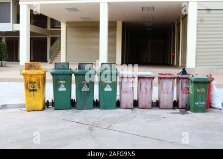 Bacs de recyclage sont classés en fonction de différentes couleurs pour des raisons de commodité, d'élimination ou de recyclage. Bacs de recyclage sont nécessaires pour garder la zone propre et Banque D'Images