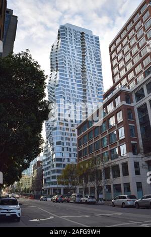 MIRA, un gratte-ciel résidentiel situé à proximité de l'Embarcadero à San Francisco, Californie. Design by Studio Gang Architects. Banque D'Images