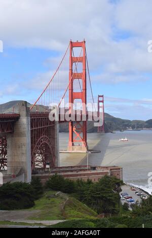 Golden Gate Bridge San Francisco de la côté de la baie. Le comté de Marin headlands sont visibles à l'horizon. Banque D'Images