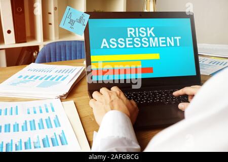 Signe de l'évaluation des risques à l'écran dans le bureau. Banque D'Images