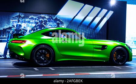 Kaliningrad, Russie, le 12 janvier 2018 : Mercedes-Benz Amg GTR 2018 Vert V8 Bi-turbo détails extérieurs, projecteur. Vue de face. Détail extérieur voiture Banque D'Images