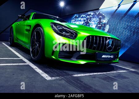 Kaliningrad, Russie, le 12 janvier 2018 : Mercedes-Benz Amg GTR 2018 Vert V8 Bi-turbo détails extérieurs. Projecteur. Vue de face. Détail extérieur voiture Banque D'Images