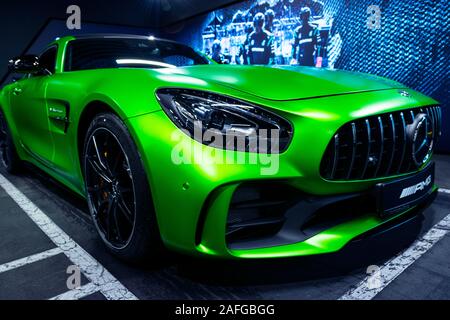 Kaliningrad, Russie, le 12 janvier 2018 : Mercedes-Benz Amg GTR 2018 Vert V8 Bi-turbo détails extérieurs. Projecteur. Vue de face. Détail extérieur voiture Banque D'Images