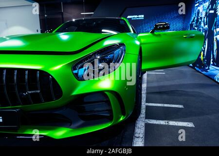 Kaliningrad, Russie, le 12 janvier 2018 : Mercedes-Benz Amg GTR 2018 Vert V8 Bi-turbo détails extérieurs. Projecteur. Vue de face. Détail extérieur voiture Banque D'Images