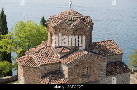 OHRID, Macédoine DU NORD à Saint John Kaneo église orthodoxe macédonienne sur la falaise sur la plage donnant sur le lac d'Ohrid Kaneo Banque D'Images