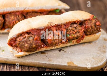 Sandwich fait maison avec des boulettes de viande et de la sauce tomate (gros plan) Banque D'Images
