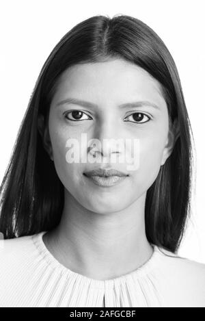 Visage de belle jeune femme brésilienne en noir et blanc Banque D'Images
