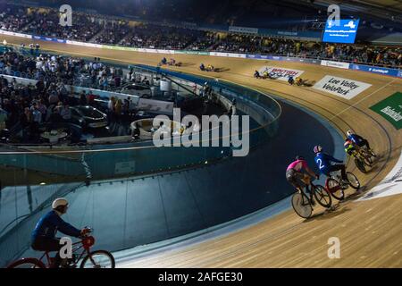 Les coureurs participant à la course derny dans laquelle les cavaliers sont stimulés par un petit appelé moto un derby, le cinquième jour des Six Jours de Londres, Lee Valle Banque D'Images