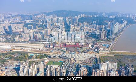 Macao. 10 Nov, 2019. Photo aérienne prise le 10 novembre 2019 présente une vue de l'orifice de Gongbei à Zhuhai, Province du Guangdong en Chine du sud, et la frontière à Macao, Chine du sud. Le 20 décembre, Macao va célébrer le 20e anniversaire de son retour à la patrie. Au cours des deux dernières décennies, la région administrative spéciale a fait de grands progrès dans le développement économique et l'atteinte de la prospérité et de la stabilité sous le principe "un pays, deux systèmes". Credit : Cheong Kam Ka/Xinhua/Alamy Live News Banque D'Images