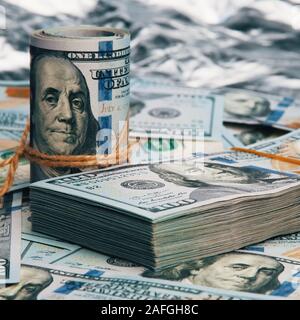 Des centaines de billets d'un dollar, dollar image d'arrière-plan. Une pile et le rouleau d'une centaine de projets américains Banque D'Images
