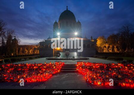 Bougies de gauche la Toussaint cimetière Mirogoj sur dans la ville de Zagreb, Croatie Banque D'Images