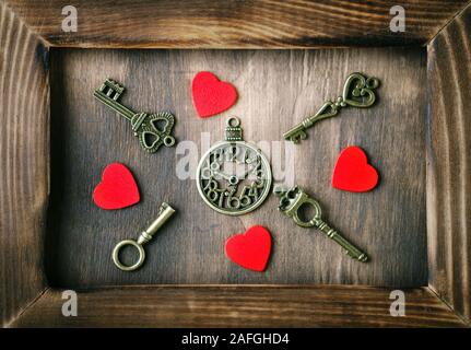 Arrière-plan de la Saint-Valentin avec un coeur et une ancienne clé sur table en bois. Banque D'Images