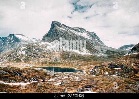 Parc national de Reinheimen, la Norvège. Dans Ovstevatnet lac montagne paysage en début de l'été. Gamme de montagne dans l'une des plus grandes régions sauvages Stil Banque D'Images