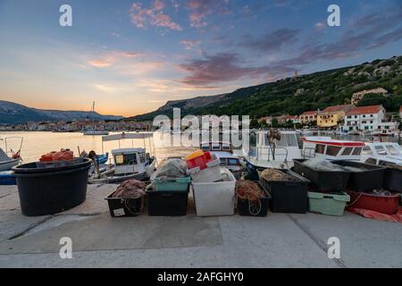 Baska destination touristique populaire dans susnet, île de Krk, Kvarner, Croatie Banque D'Images