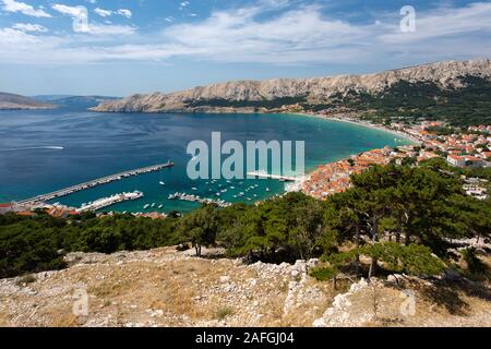 Destination touristique populaire Baska sur l'île de Krk, Kvarner, Croatie Banque D'Images