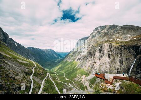 Trollstigen, Andalsnes, la Norvège. Les gens touristes se rendant sur plate-forme d'observation près de centre d'accueil. Monument norvégien célèbre et populaire destination. Norvégien Banque D'Images