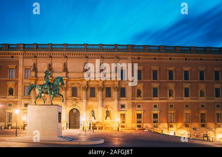 Stockholm, Suède. Statue de l'ancien roi suédois Karl XIV Johan assis sur un cheval près de Palais Royal. Destination populaire célèbre lieu pittoresque dans la nuit Banque D'Images