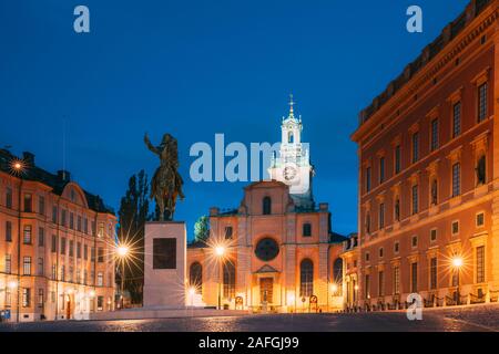 Stockholm, Suède. Statue de l'ancien roi suédois Karl XIV Johan assis sur un cheval près de Grande Eglise ou l'église de Saint-Nicolas et Palais Royal. Famou Banque D'Images