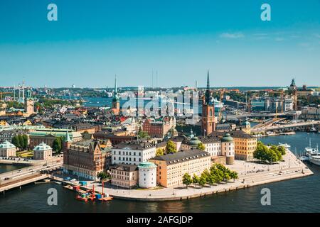 Stockholm, Suède. Église Riddarholm, le lieu de sépulture de monarques suédois sur l'île de Riddarholmen. La ville ensoleillée d'horizon. Portrait de Ga Banque D'Images