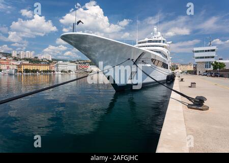 Journée ensoleillée au port de ville de Rijeka, Kvarner, Croatie Banque D'Images