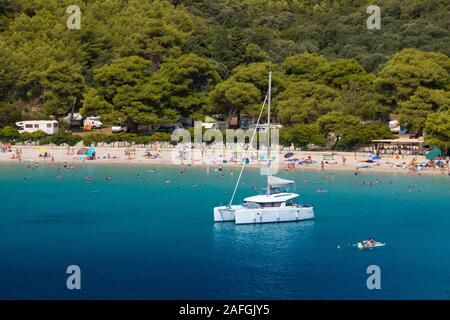 Prapratno Bay sur l'île de Brac, la Dalmatie, Croatie Banque D'Images