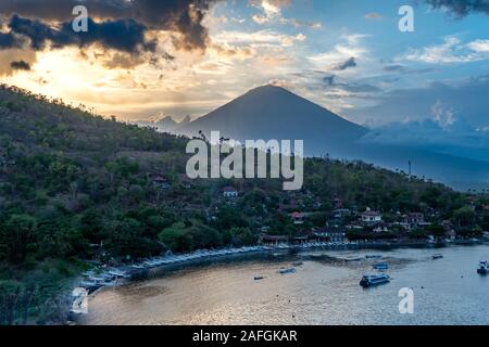 De soleil colorés avec le Mont Agung et plage d'Amed à Bali, Indonésie Banque D'Images