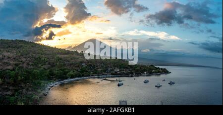 De soleil colorés avec le Mont Agung et plage d'Amed à Bali, Indonésie Banque D'Images