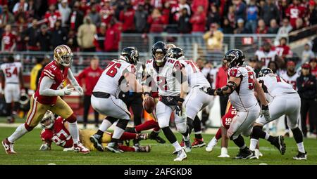 Déc 15 2019 Santa Clara, CA États-unis Atlanta Falcons Quarterback Matt Ryan (2) s'exécute avec le ballon au cours de la NFL football match entre les Falcons d'Atlanta et le San Francisco 49ers 29-22 gagner au stade San Francisco Californie Levi James Thurman/CSM Banque D'Images