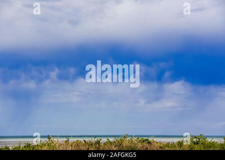 Des formations de nuages inhabituelles se forment avant la tempête à Port Germein, Australie méridionale, Australie. Banque D'Images