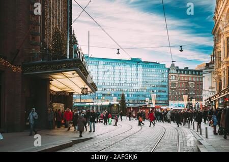 Helsinki, Finlande - le 10 décembre 2016 : Les gens autour de magasin Stockmann sur Aleksanterinkatu Street à Noël fête de Nouvel An Banque D'Images