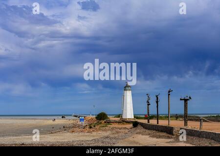 Jetée de Port Germein à marée basse avec des nuages de tempête se formant au-dessus de l'eau. Australie méridionale, Australie. Banque D'Images