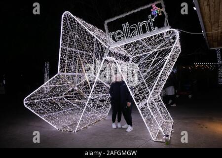 Houston, USA. Le 15 décembre, 2019. Les visiteurs s'amuser dans le cadre d'une installation lumineuse lors d'un spectacle de lumières de Noël au zoo de Dallas à Dallas, Texas, États-Unis, le 15 décembre, 2019. Crédit : Dan Tian/Xinhua/Alamy Live News Banque D'Images