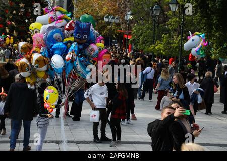 15 décembre 2019 : Athènes, Grèce. 15 décembre 2019. Décorations de Noël et de l'atmosphère festive entourent le quartier de Plaka dans le centre d'Athènes. Plaka, qui est la partie la plus ancienne de la capitale grecque, est populaire auprès des touristes et se trouve à proximité de l'Acropole et de nombreux sites archéologiques importants Crédit : Mohammed Turabi/IMAGESLIVE/ZUMA/Alamy Fil Live News Banque D'Images