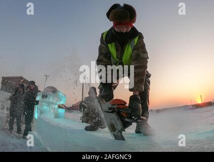 Harbin, Chine, province de Heilongjiang. Le 15 décembre, 2019. Constructors préparer pour l'ouverture de l'Ice-Snow World in Harbin, capitale de la province du nord-est de la Chine, le 15 décembre 2019. Credit : Xie Jianfei/Xinhua/Alamy Live News Banque D'Images