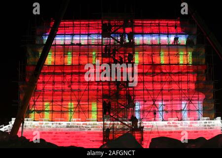 Harbin, Chine, province de Heilongjiang. Le 15 décembre, 2019. Constructors préparer pour l'ouverture de l'Ice-Snow World in Harbin, capitale de la province du nord-est de la Chine, le 15 décembre 2019. Credit : Zhang Tao/Xinhua/Alamy Live News Banque D'Images