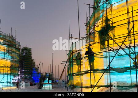 Harbin, Chine, province de Heilongjiang. Le 15 décembre, 2019. Constructors préparer pour l'ouverture de l'Ice-Snow World in Harbin, capitale de la province du nord-est de la Chine, le 15 décembre 2019. Credit : Xie Jianfei/Xinhua/Alamy Live News Banque D'Images