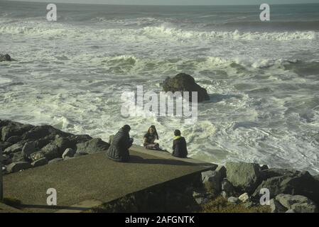 Famille assise à côté de la mer dans le sud-ouest de la France, pasakdek Banque D'Images