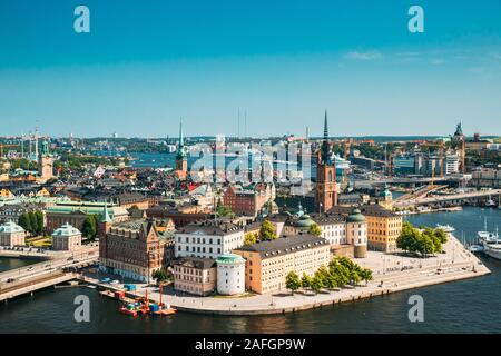 Stockholm, Suède - 30 juin 2019 : Église Riddarholm, le lieu de sépulture de monarques suédois sur l'île de Riddarholmen. La ville ensoleillée d'horizon. Ele Banque D'Images