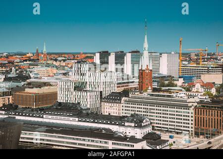 Stockholm, Suède - 30 juin 2019 : De Saint Clara ou Saint Klara Eglise en été ensoleillé Paysage urbain moderne d'horizon. Banque D'Images