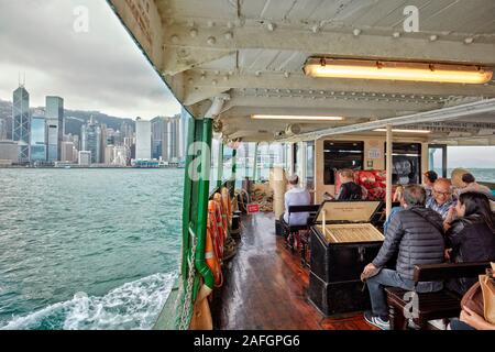 Les gens sur le Star ferry boat crossing Le port de Victoria. Hong Kong, Chine. Banque D'Images