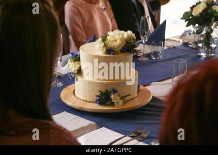 Détail d'une photo du gros gâteau de mariage avec décoration florale. Banque D'Images