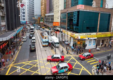 Le trafic sur Des Voeux Road Central. Central, Hong Kong, Chine. Banque D'Images