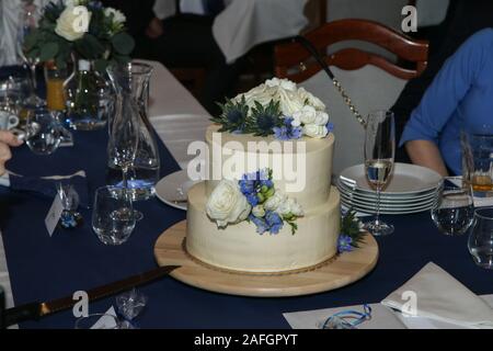 Détail d'une photo du gros gâteau de mariage avec décoration florale. Banque D'Images