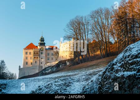 Pieskowa Skala Castle situé dans le Parc National Ojcowski, temps d'hiver Banque D'Images