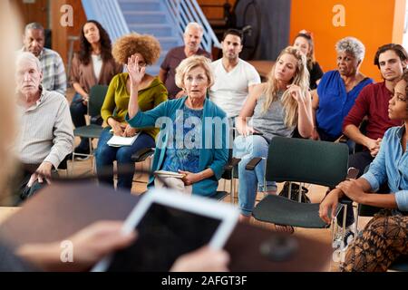 Question à poser femme rencontre du quartier de groupe dans un centre communautaire Banque D'Images