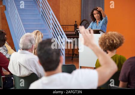 Femme à présider la réunion de quartier à Podium Centre communautaire Banque D'Images